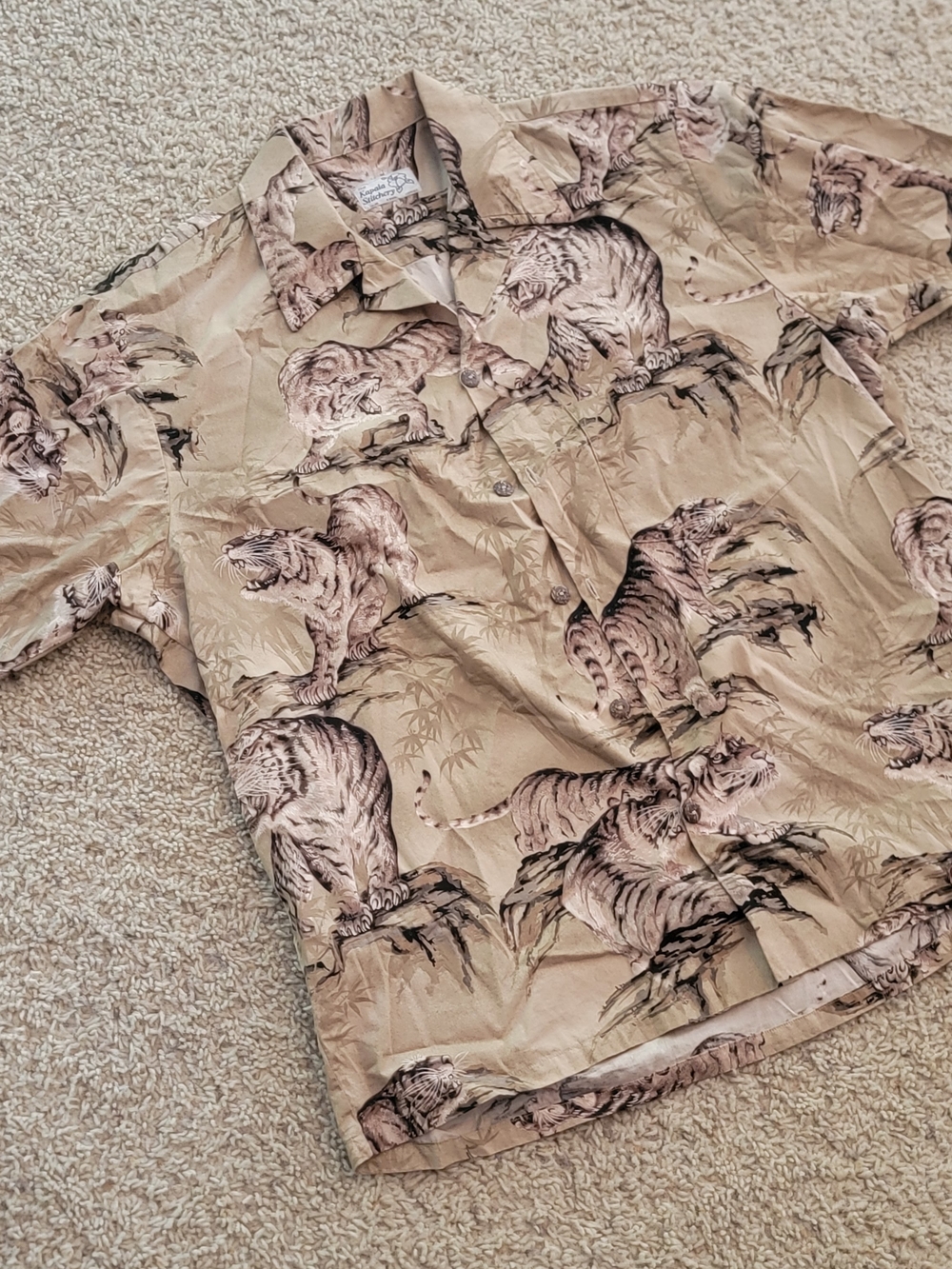 Vintage Kapaia Stitchery Hawaii Tiger Print Aloha Shirt Tan Cotton Large Mens